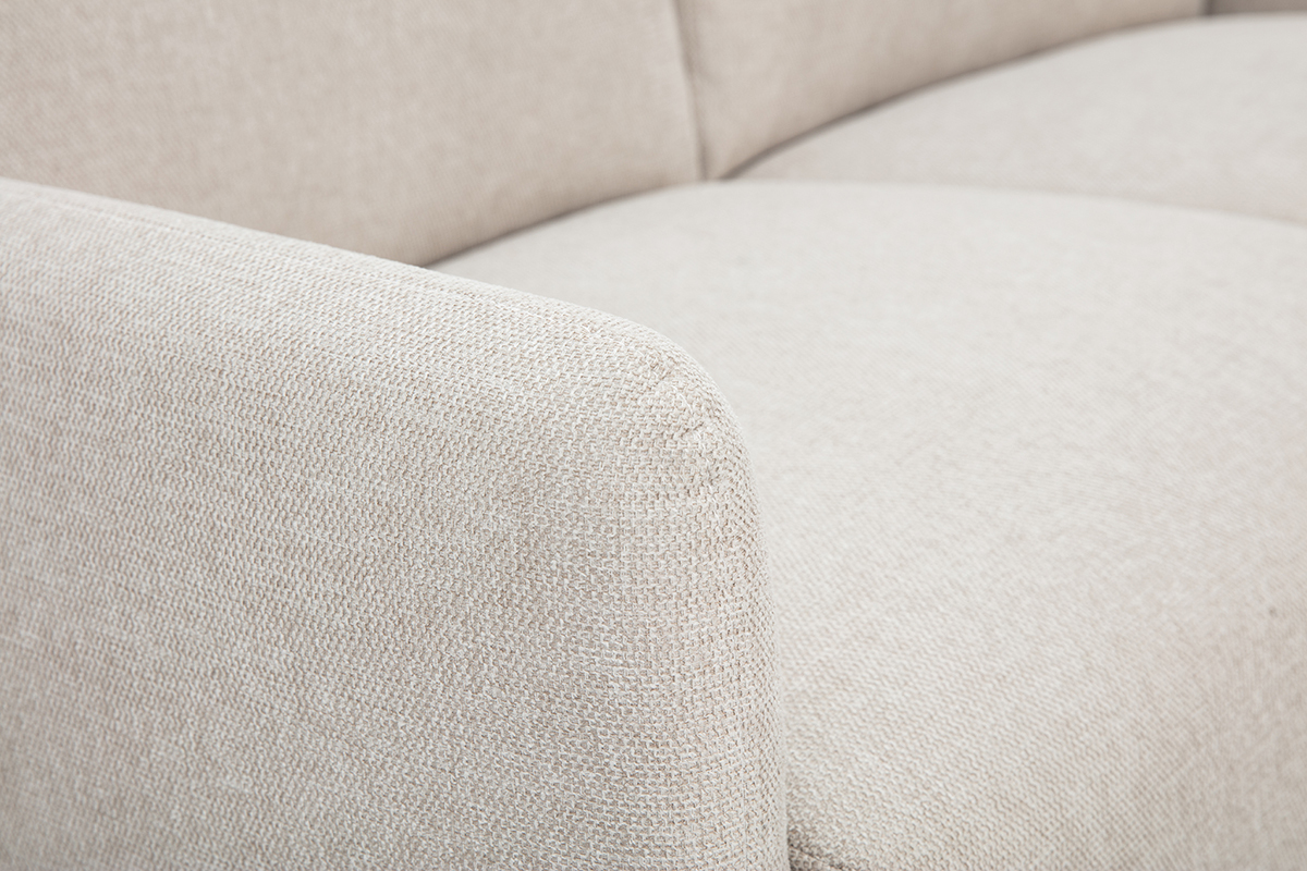 Armlehne eines 2-Sitzer-Sofas aus beige texturiertem Samtstoff, Nahaufnahme.