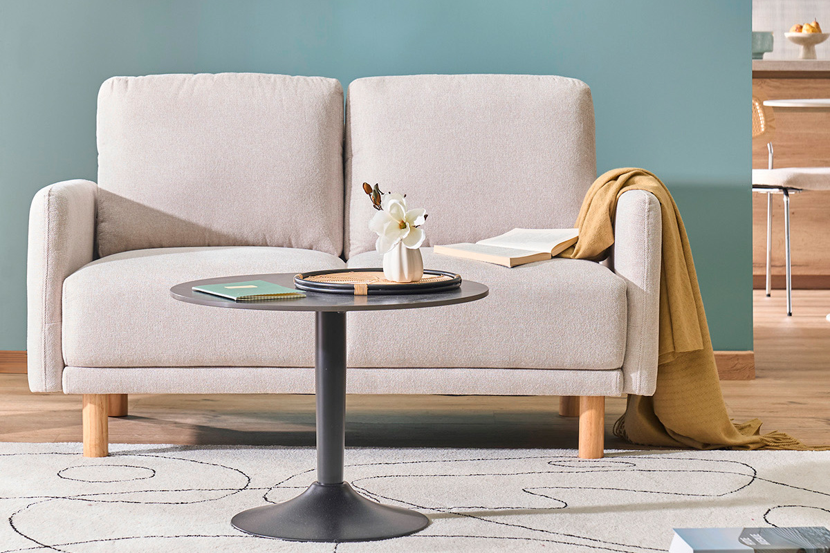 Designer-Sofa f�r 2 Personen aus beigem Samteffekt-Stoff und hellem Holz BONO