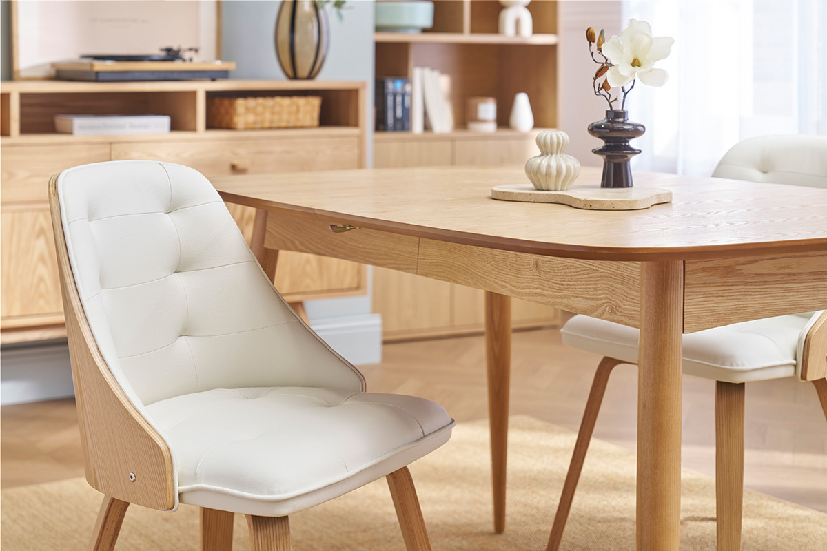 Designer-Stuhl aus zwei Materialien wei und helles Holz FLUFFY