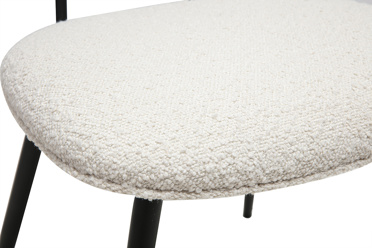 Nahaufnahme des Sitzes mit wei�em Wollboucl�-Effekt eines SWANN-Stuhls, schwarzes Metallgestell.