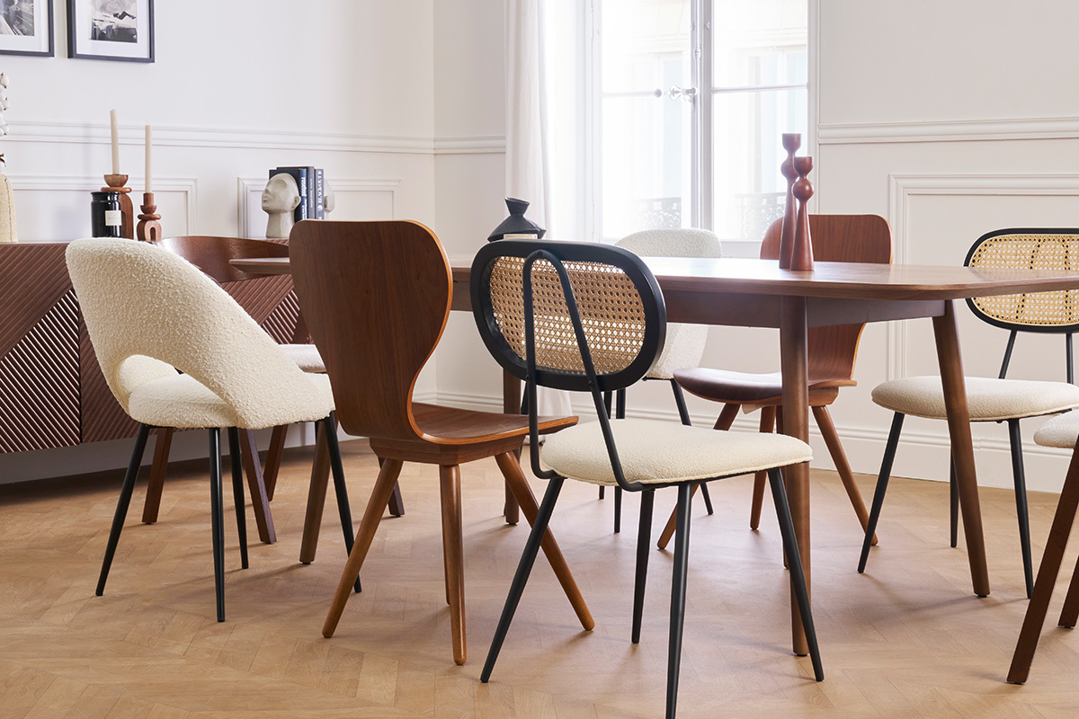 SWANN St�hle in Wei� und Schwarz um einen Holztisch, Retro-Chic-Interieur.