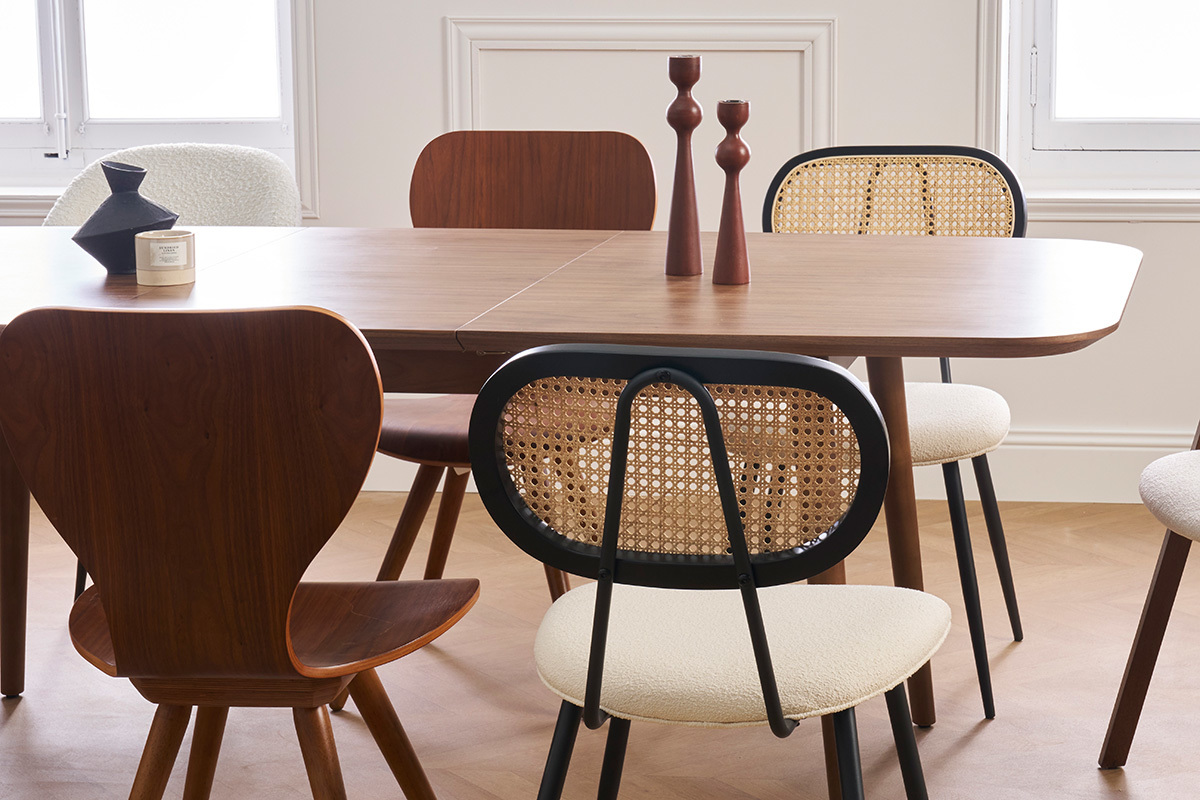 SWANN St�hle aus wei�em Stoff und Rattan um einen Holztisch.