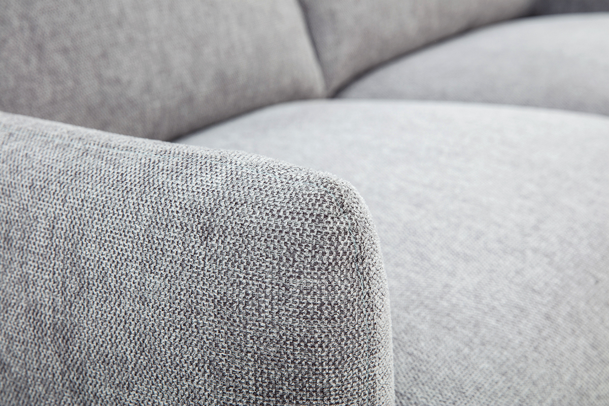 Detail des Stoffs mit grauer samtiger Textur des Sofas BONO.