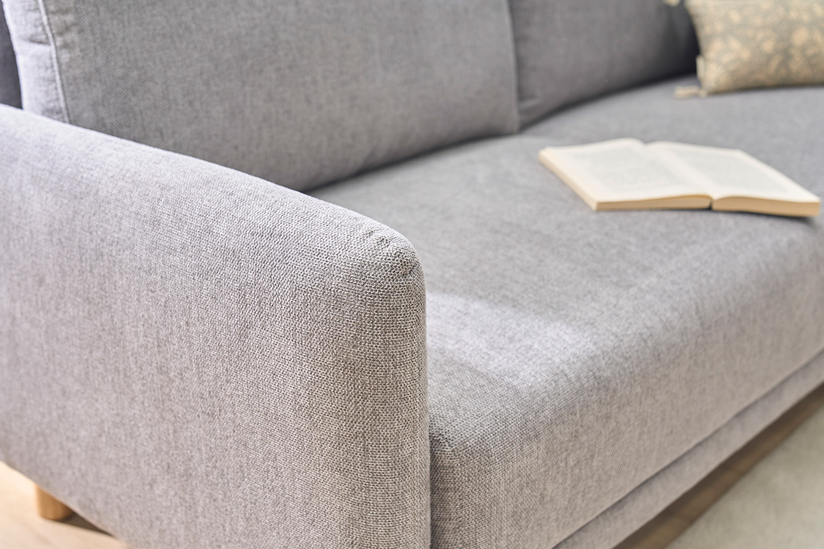 Designercouch 2-Sitzer in texturiertem grauem Samtstoff und hellem Holz BONO