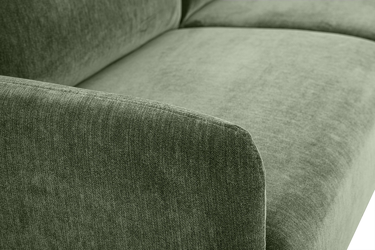 Detail des gr�nen Samt-Effekt-Stoffs des BONO-Sofas, Nahaufnahme.
