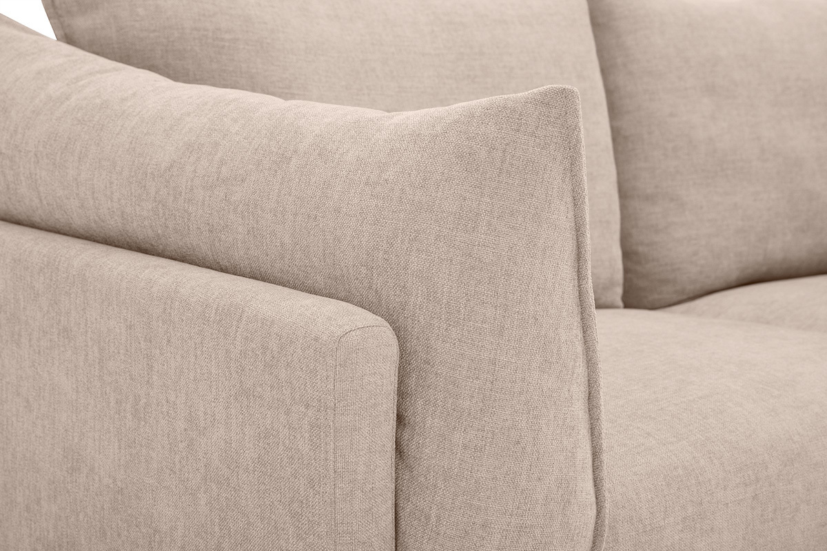 Detail des 3-Sitzer-Sofas MARIUS, beiger Stoff mit Samteffekt, Armlehnen und weiche Kissen