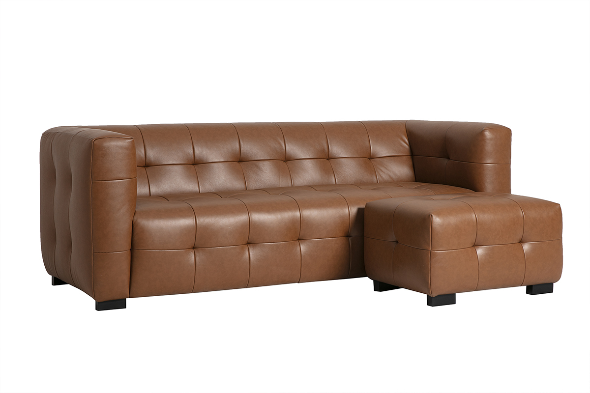 Dreisitzer-Sofa und Fu�st�tze aus braunem Leder, Ansicht von 3/4.