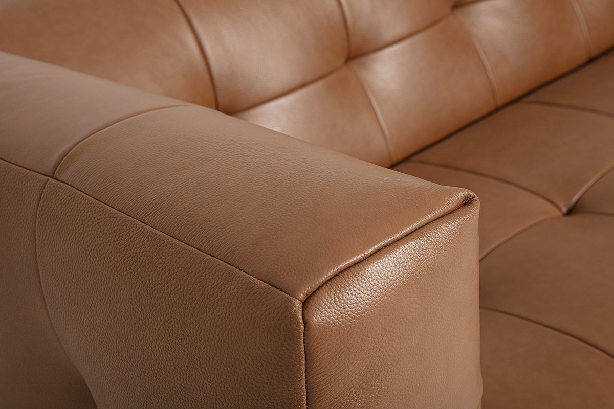 Nahaufnahme des braunen Ledergewebes des CORTO Sofas.
