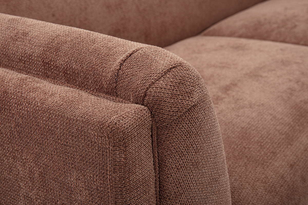 Nahaufnahme der Armlehne des 3-Sitzer-Sofas in verbrannter Erde-Chenille-Stoff.