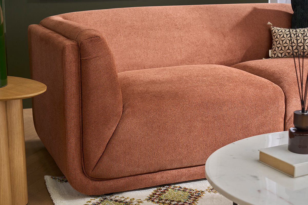 Dreisitzer-Sofa aus gebranntem Chenille-Stoff, Seitenansicht, Holztisch links.