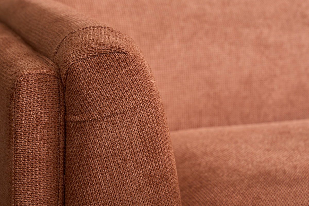 Nahaufnahme des erdverbrannten Chenille-Stoffs des HOSBO-Sofas.