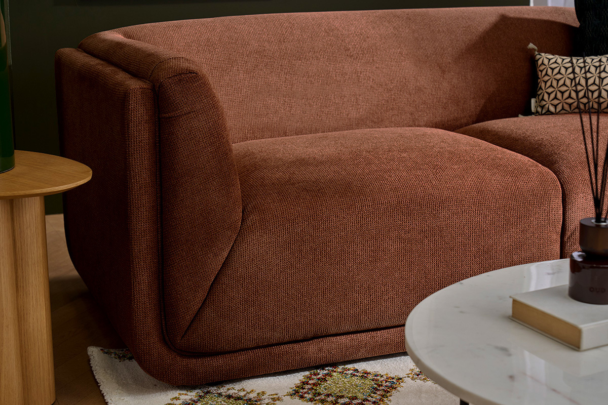 Designersofa mit 3 Sitzen aus samtartig texturiertem Stoff in gebrannter Erde HOSBO