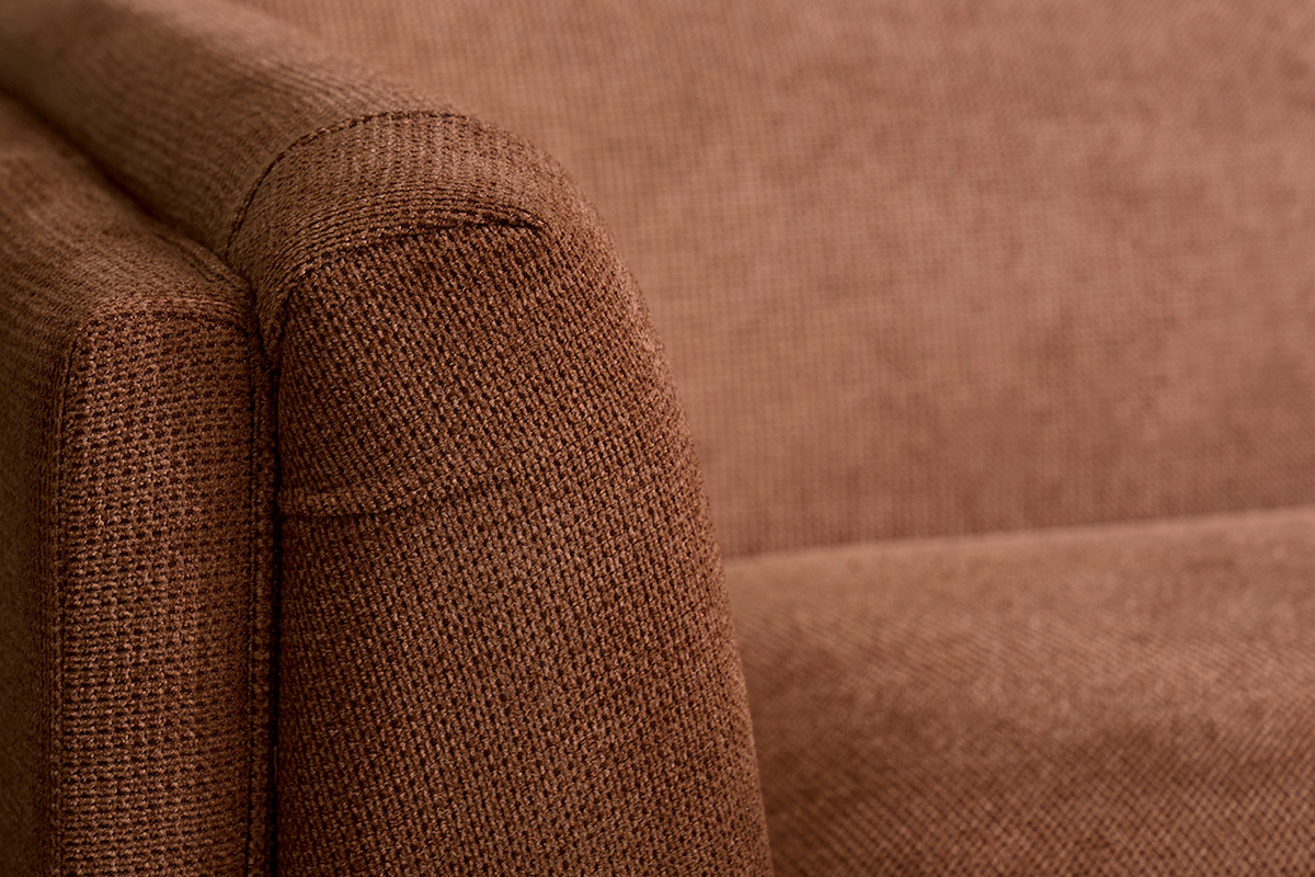 Designersofa mit 3 Sitzen aus samtartig texturiertem Stoff in gebrannter Erde HOSBO