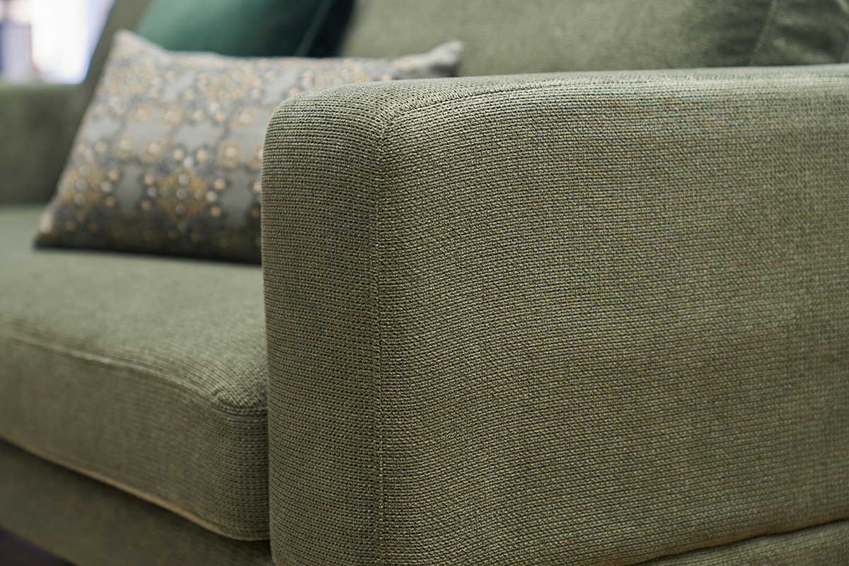 Designersofa mit 3 Sitzpltzen aus khakigrnem Chenille-Stoff und schwarzem Metall LENNON