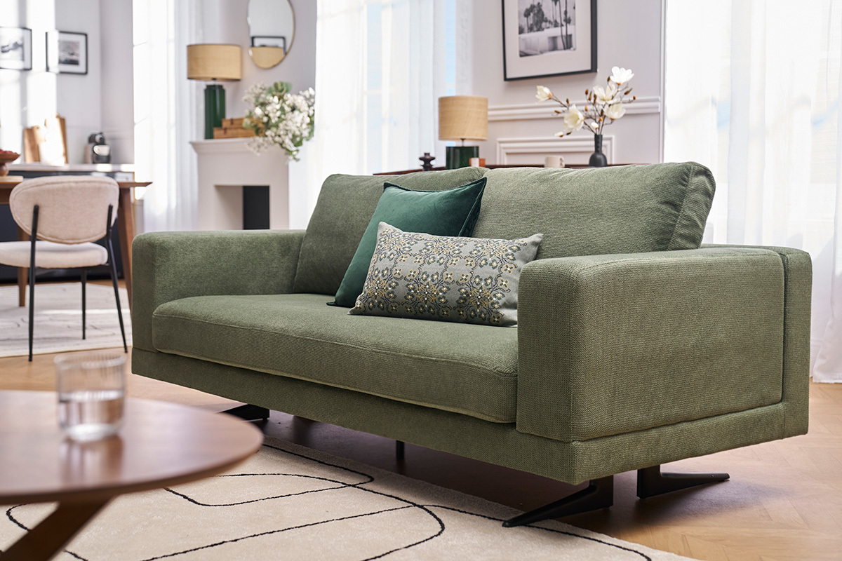 Designersofa mit 3 Sitzpltzen aus khakigrnem Chenille-Stoff und schwarzem Metall LENNON