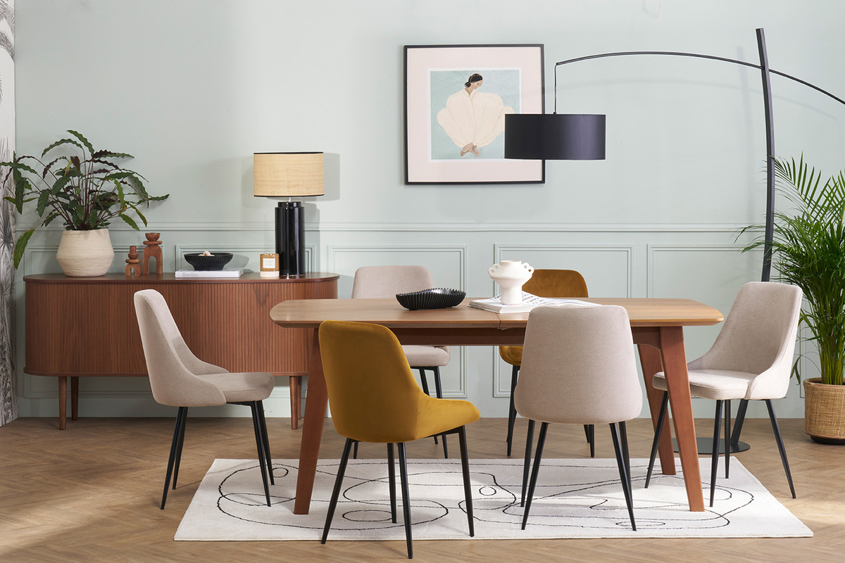 Bunte Design-St�hle in einem modernen Esszimmer.