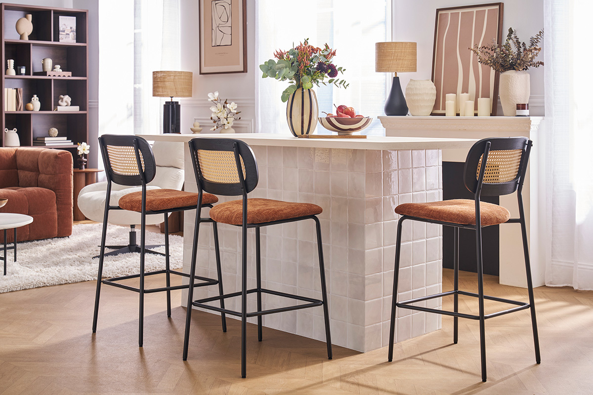 Designhocker aus Samtstoff in verbrannter Erde Effekt, schwarzem Metall und Rattan-Geflecht (Set aus 2) MIRANDA