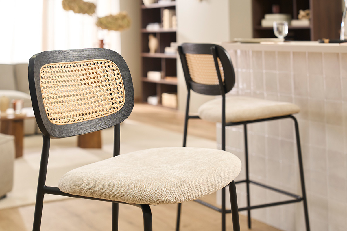 Designhocker aus Stoff in beige Samtoptik, schwarzem Metall und Rattan-Cannage (2er Set) MIRANDA