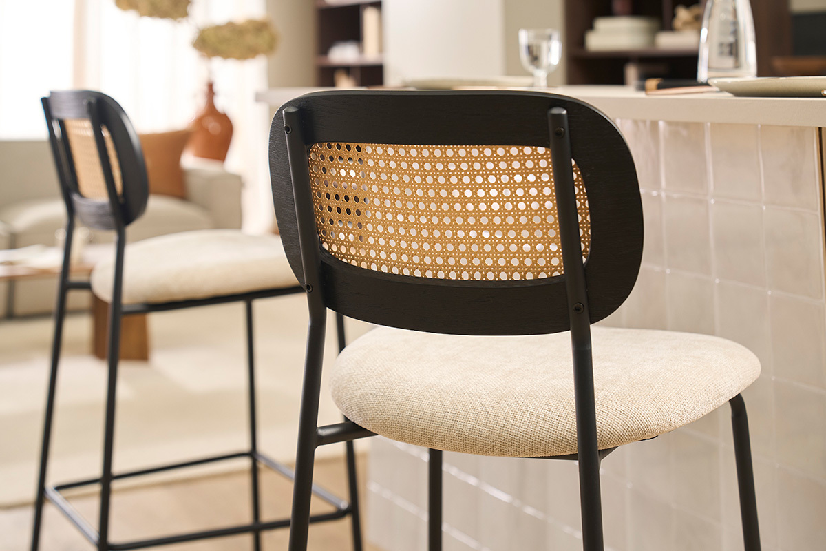 Designhocker aus Stoff in beige Samtoptik, schwarzem Metall und Rattan-Cannage (2er Set) MIRANDA
