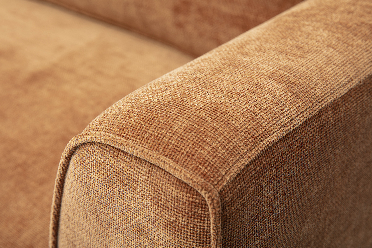 Armlehne des Design-Sofas aus Stoff mit strukturiertem Samteffekt in gebrannter Erde, 3-Sitzer GRAMMY.