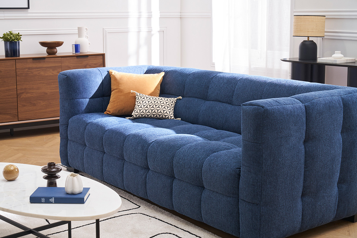 Designsofa mit 3 Pltzen und Fuhocker aus dunkelblauem strukturiertem Samteffektstoff CORTO