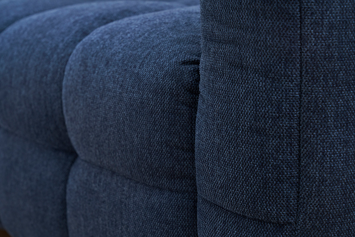 Designsofa mit 3 Pltzen und Fuhocker aus dunkelblauem strukturiertem Samteffektstoff CORTO