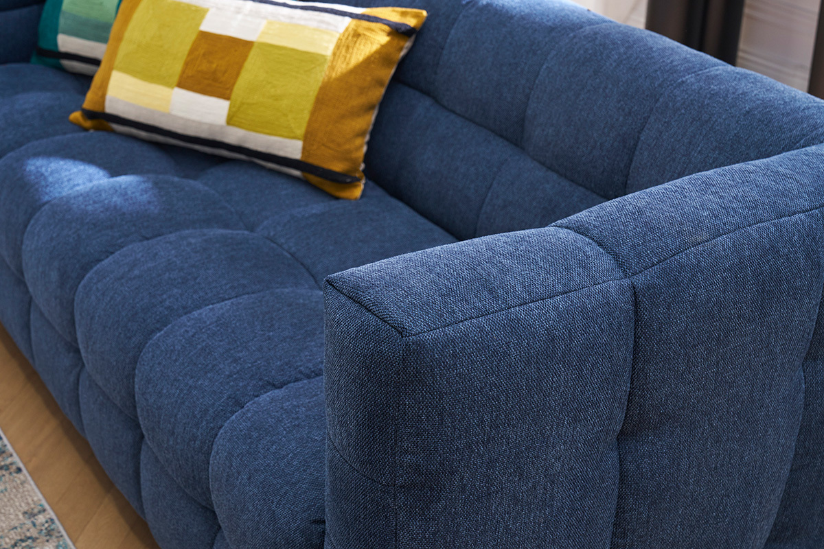 Designsofa mit 3 Pltzen und Fuhocker aus dunkelblauem strukturiertem Samteffektstoff CORTO