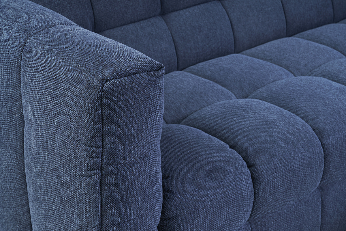 Designsofa mit 3 Pltzen und Fuhocker aus dunkelblauem strukturiertem Samteffektstoff CORTO