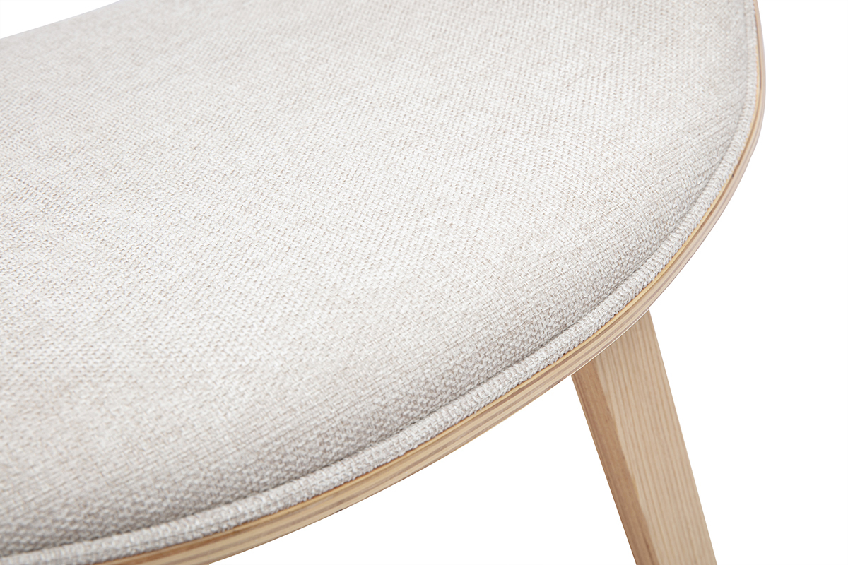 Detail der Sitzfl�che des Designstuhls ARAMIS aus beigefarbenem Stoff in Samtoptik und hellem Holz.