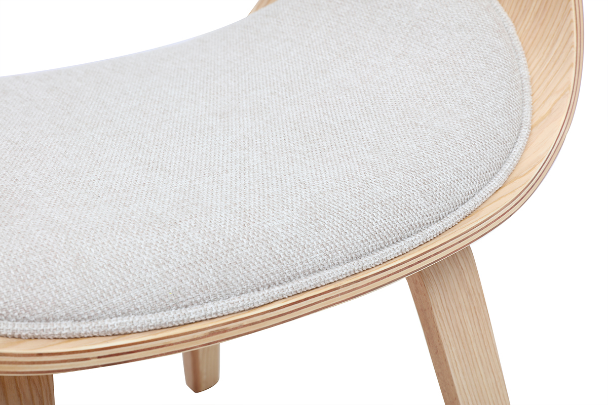 Detail des Designstuhls BENT aus beigem Stoff und hellem Holz, Nahaufnahme des Kissens.