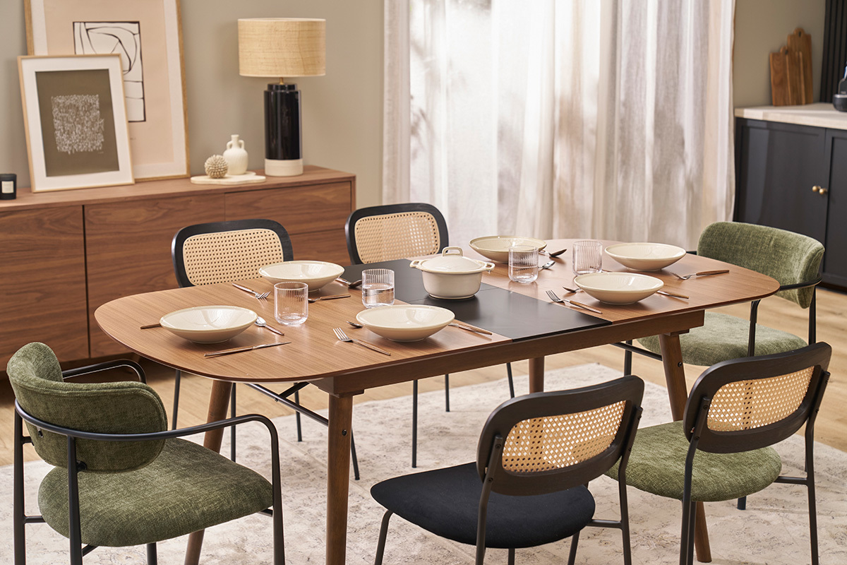 Designsthle aus grnem strukturiertem Samtstoff, schwarzem Metall und Rattan-Geflecht (2er-Set) MIRANDA