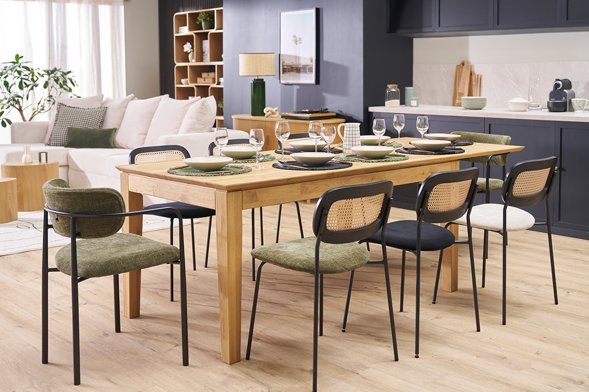 Khakigr�ne Stoff- und Rattanst�hle um einen Holztisch in einem modernen Esszimmer.