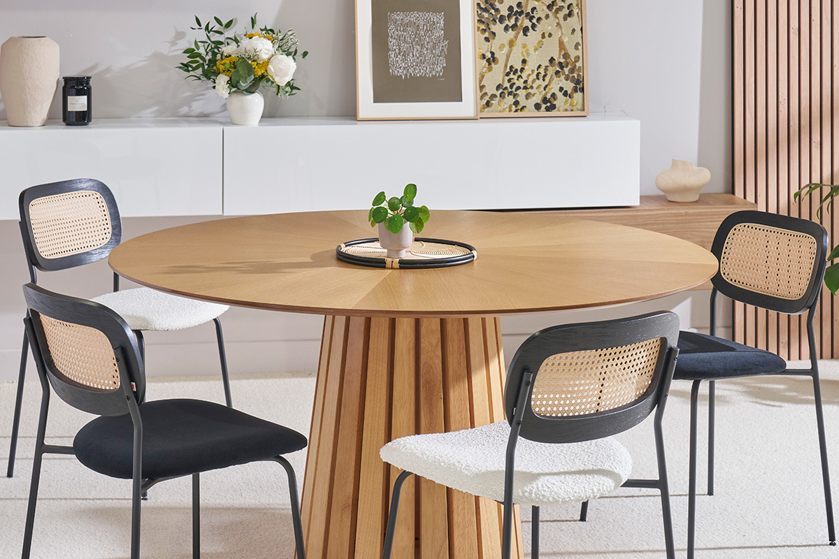 Designsthle aus weiem Schlingenwollstoff, schwarzem Metall und Rattanflechtwerk (Set von 2) MIRANDA
