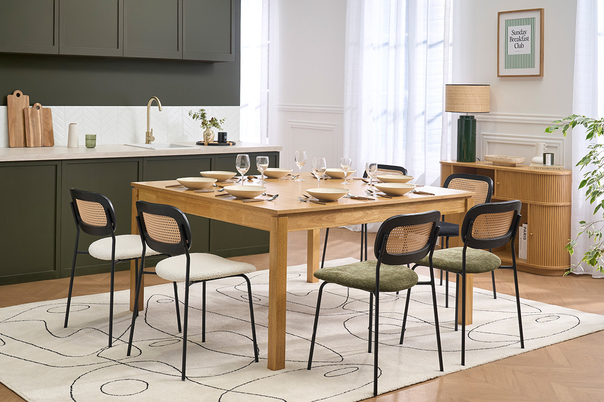 Wei�e MIRANDA St�hle um einen Holztisch in einem Esszimmer.