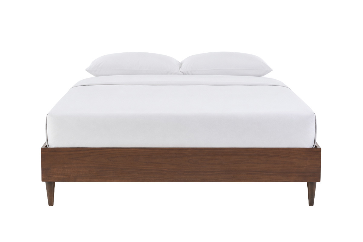 Doppelbett 160x200 cm aus dunklem Holz, Vorderansicht mit wei�er Matratze und wei�en Kissen.