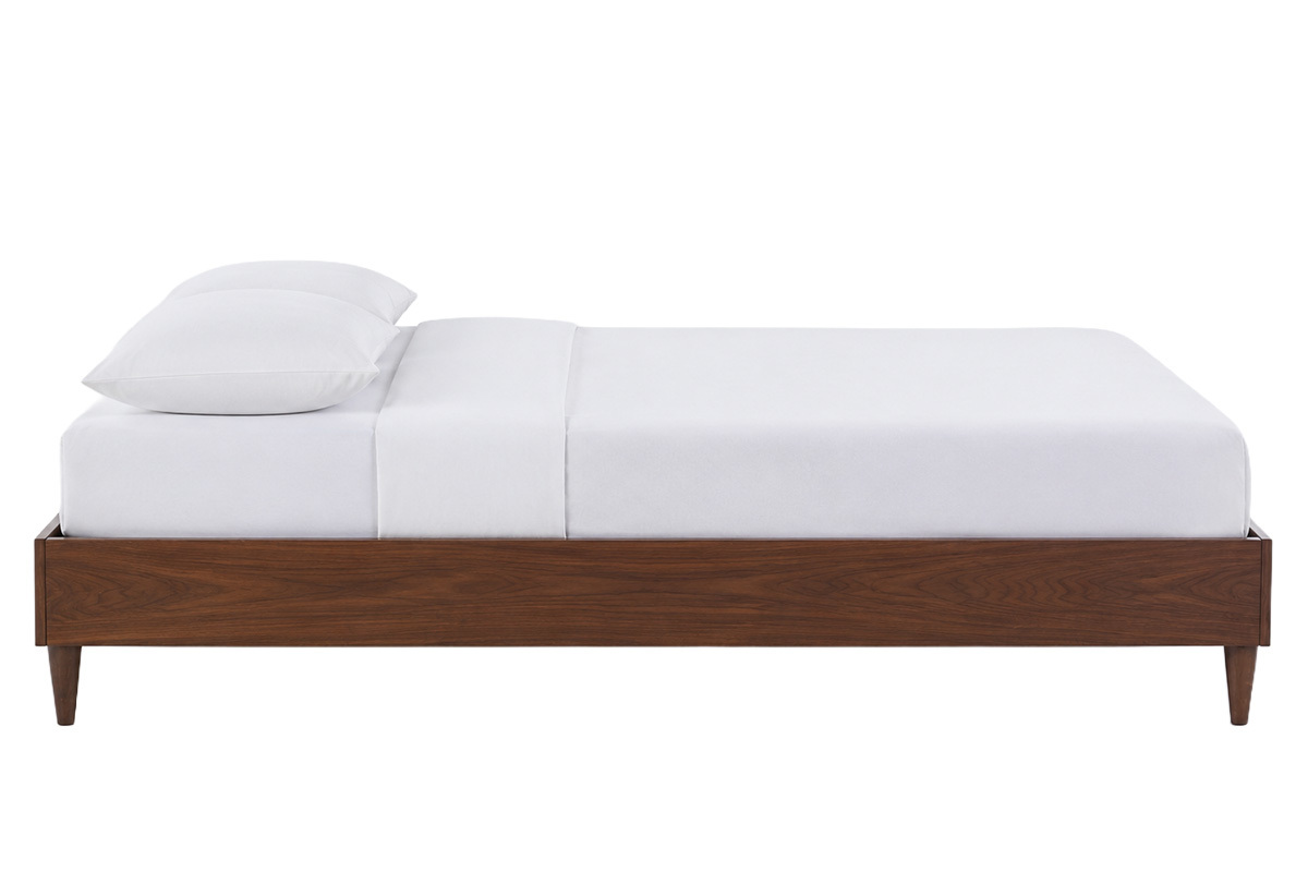 Doppelbett 160x200 cm aus dunklem Holz, Seitenansicht, mit wei�er Matratze und Kissen.