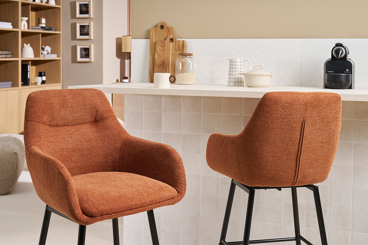 Hocker ALESS in verbrannter Erde Stoff und Metall, neben einer Bar, Seitenansicht.