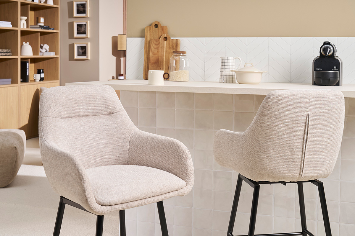 Barhocker aus beigem Stoff und schwarzem Metall vor einer Theke in einer K�che.