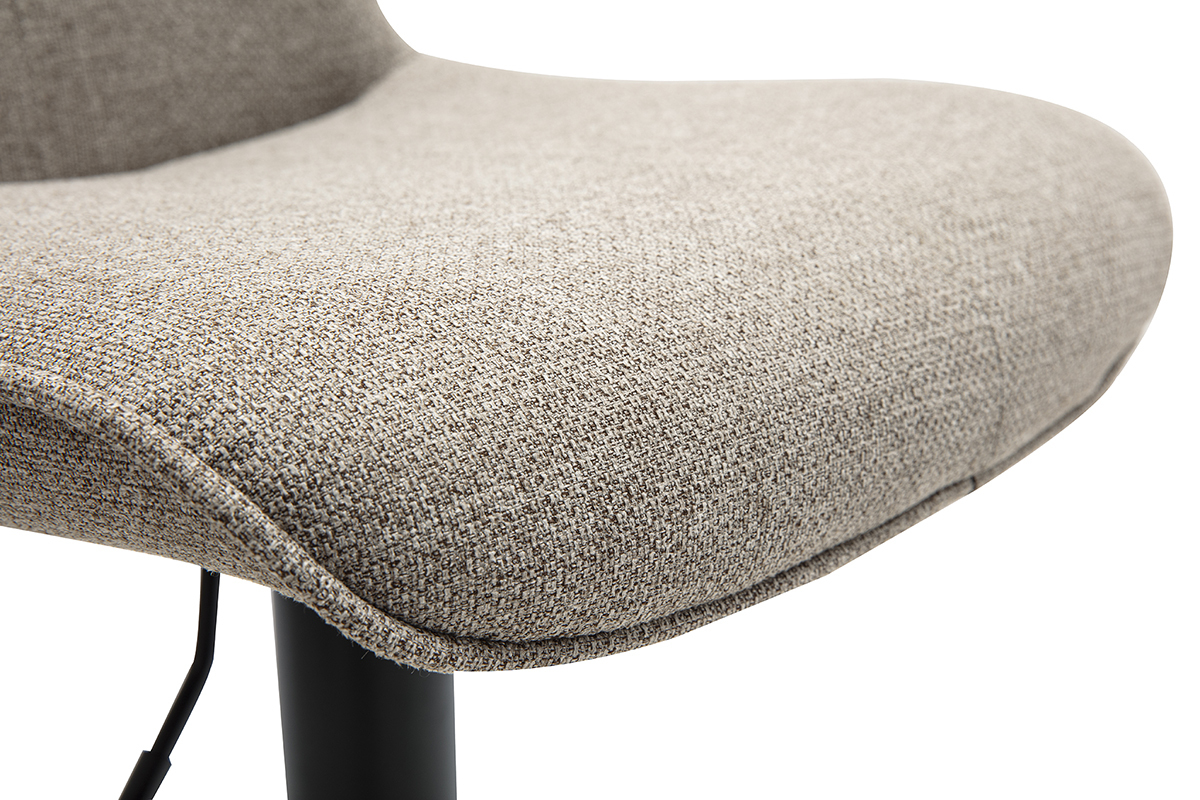 Nahaufnahme des taupefarbenen Stoffsitzes eines Barhockers mit schwarzem Metallfu�.