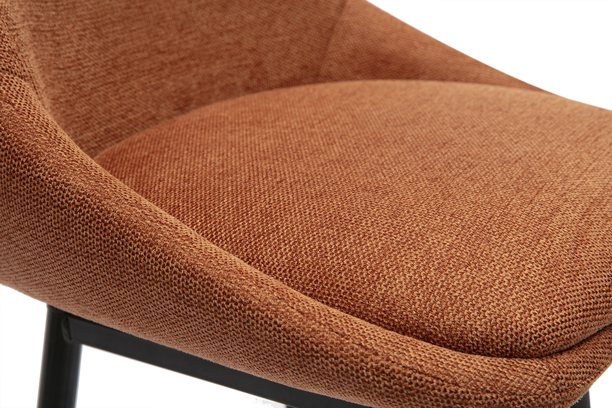 Nahaufnahme des texturierten Samtstoffes in gebrannter Erde eines ALESS-Hockers.