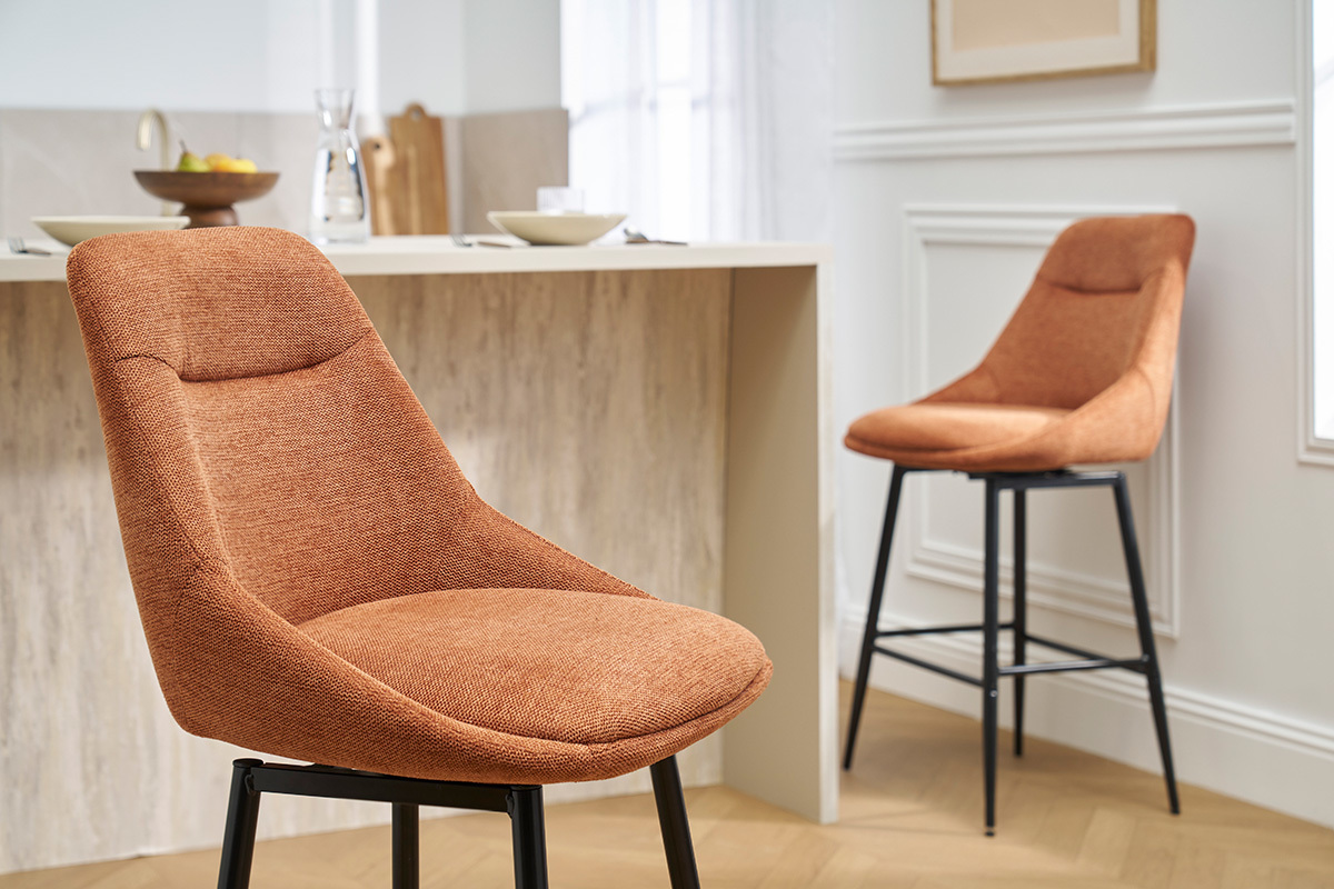 Zwei Barhocker aus verbranntem Erdfarbengewebe und Metallf��en, in einer modernen K�che.