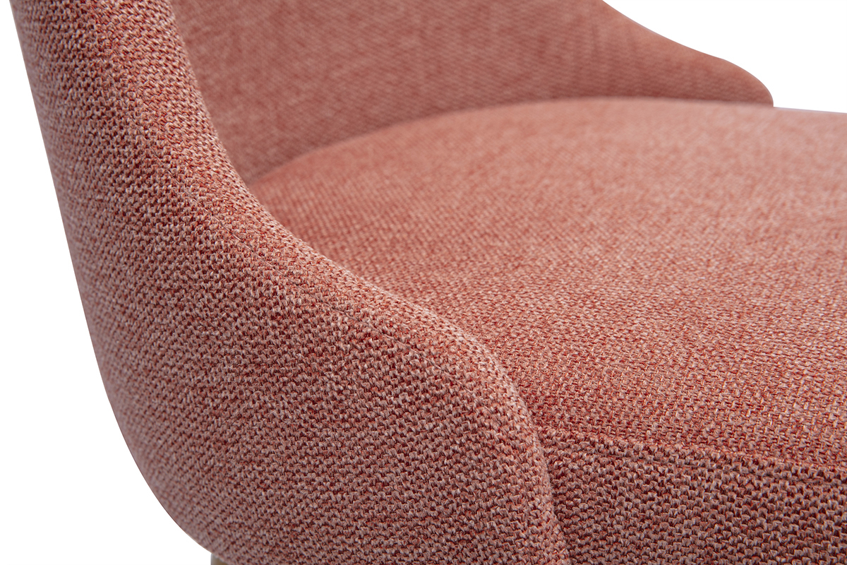 Nahaufnahme des terrakottafarbenen, texturierten Samtstoffes eines Hockers.