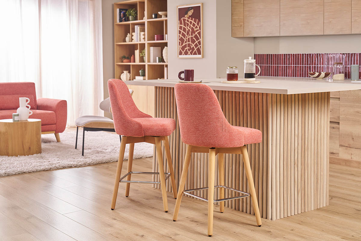 Skandinavische Barhocker in Terrakotta und Buchenholz um eine zentrale Insel, Seitenansicht.