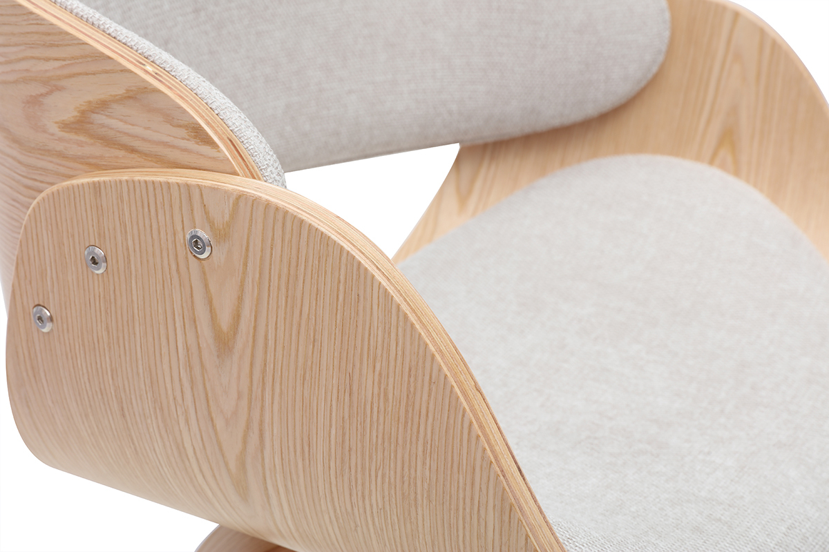 Detail eines drehbaren Barhockers aus beigem Stoff und hellem Holz, Nahaufnahme.