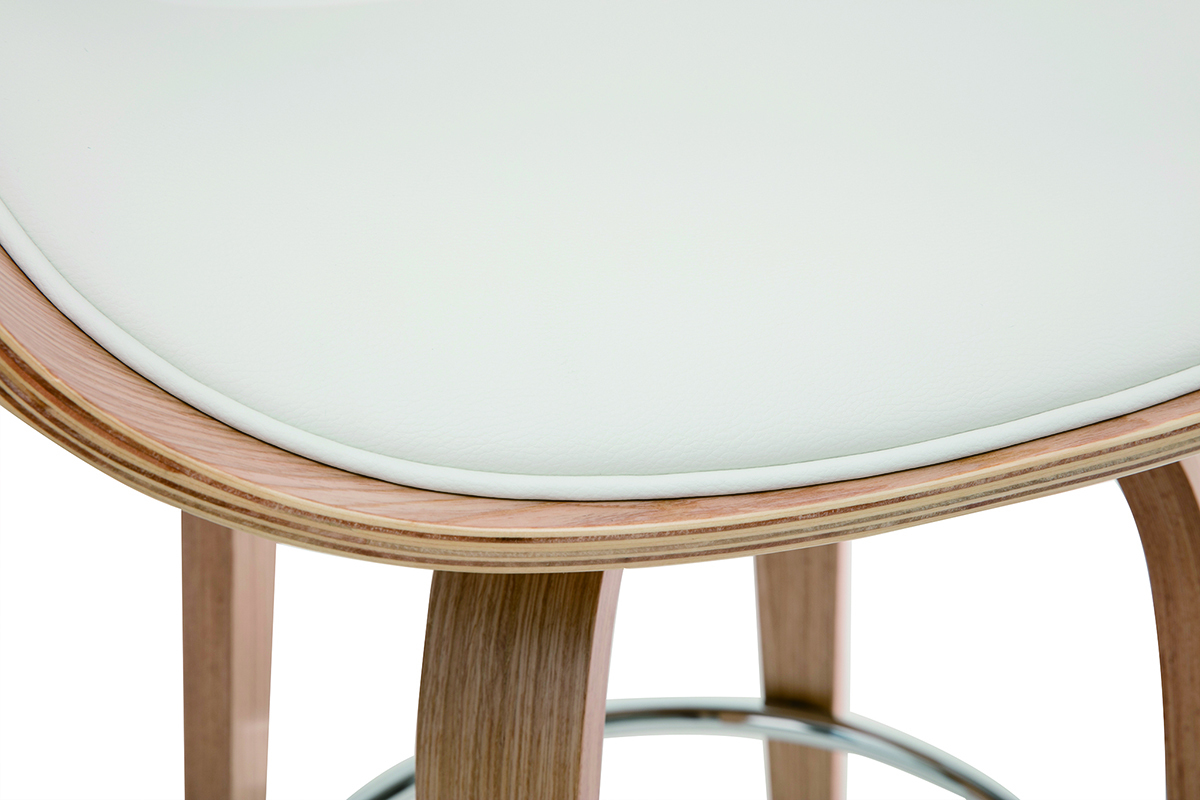 Detail des Hockers BENT, wei�e Sitzfl�che und Holzbeine.