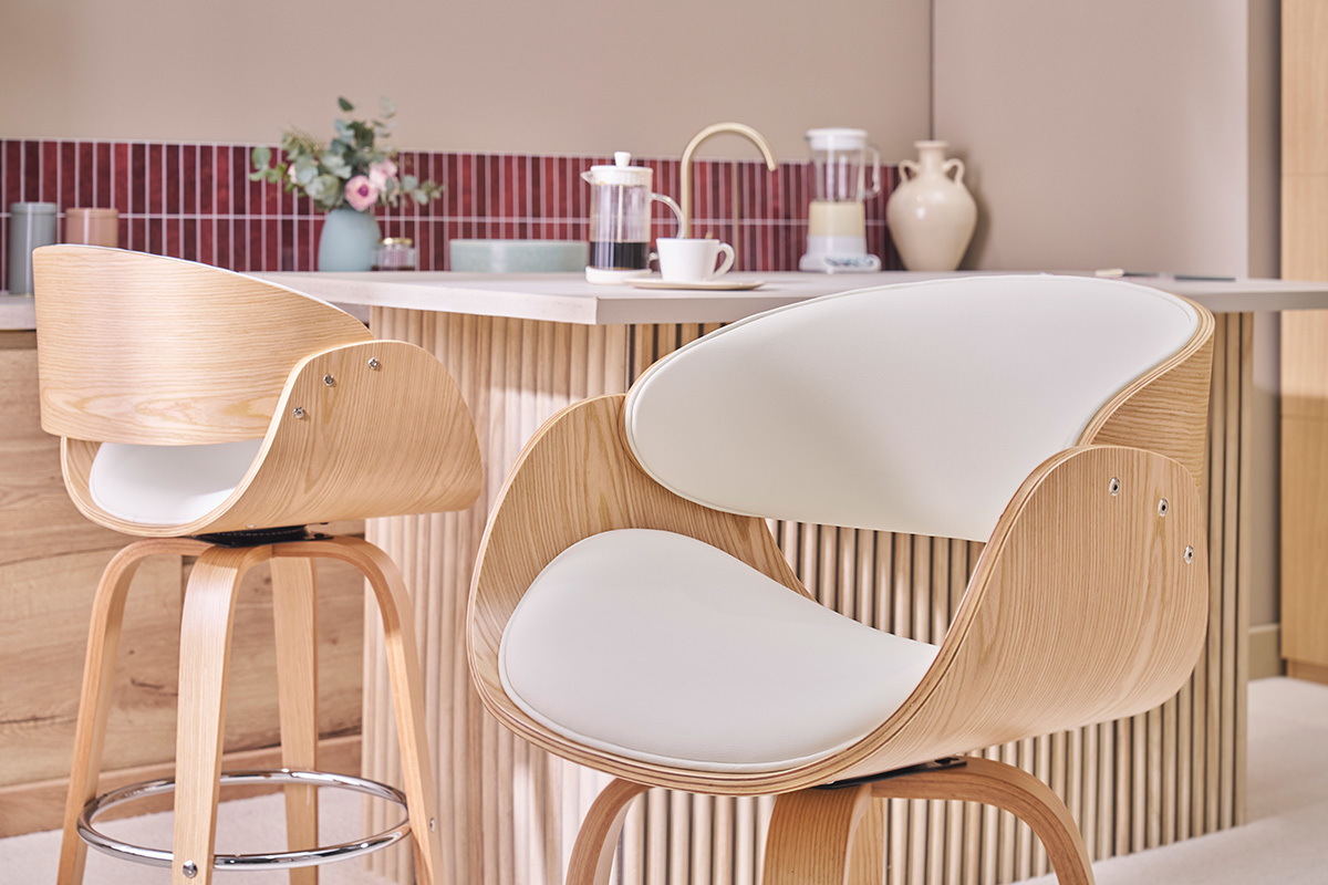 Drehbare Barhocker, helles Holz und Wei�, in einer K�che, Dreiviertelansicht.