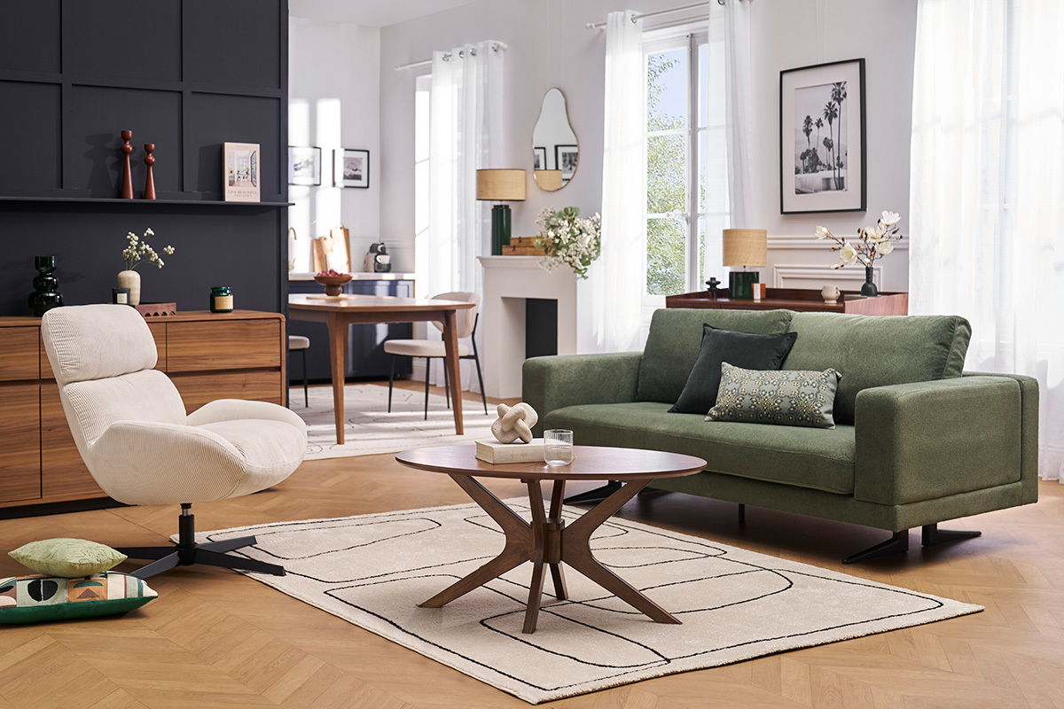 Drehbarer Sessel KLEM aus Samtstoff mit schwarzem Metall, in einem modernen Innenraum.