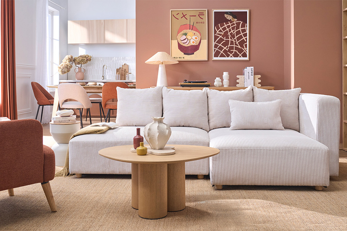 Rechtsseitiges 3-Sitzer-Ecksofa aus beigem Cord, mit Kissen, in einem modernen Wohnzimmer