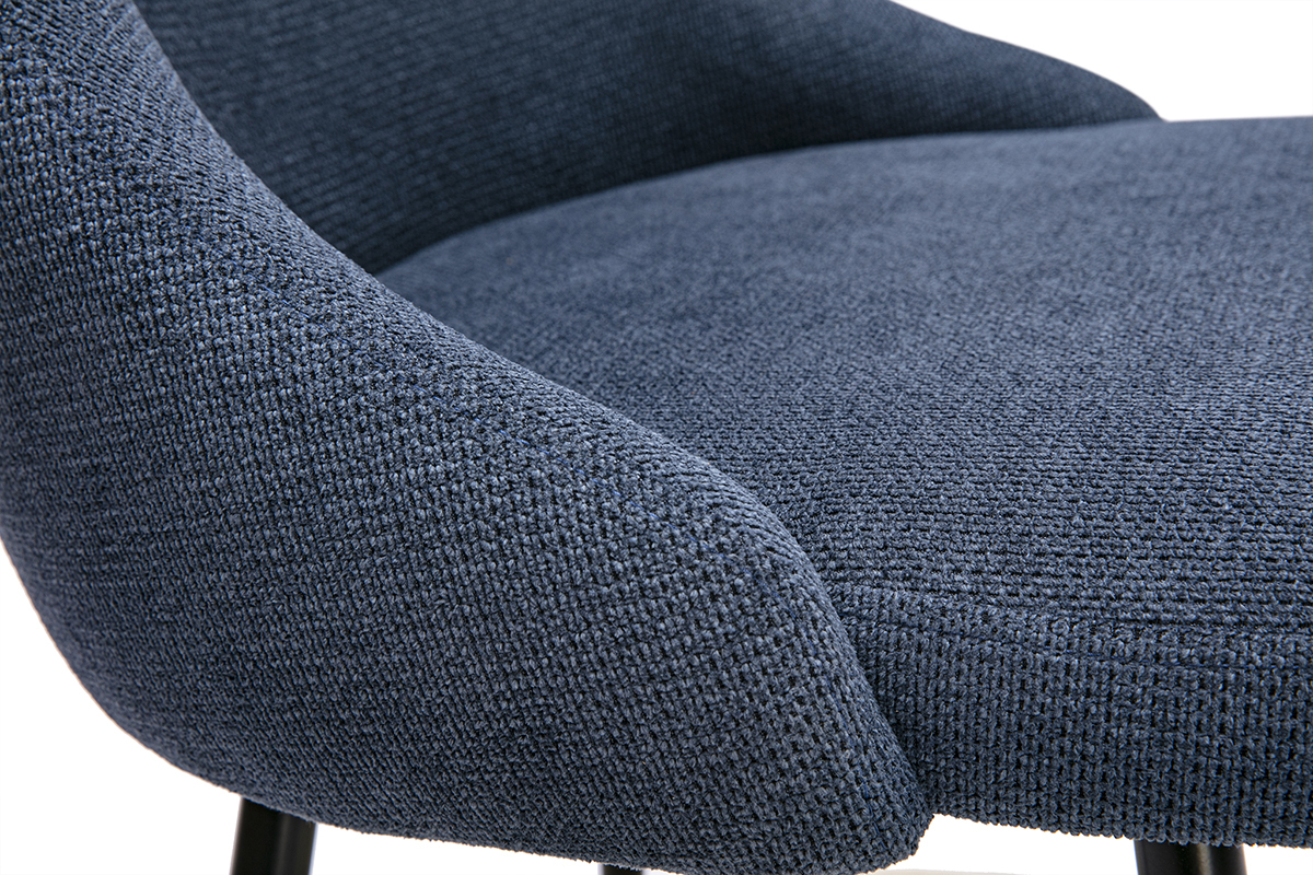 Detail der HASTA-St�hle aus dunkelblauem Chenille-Stoff mit schwarzem Metallgestell.