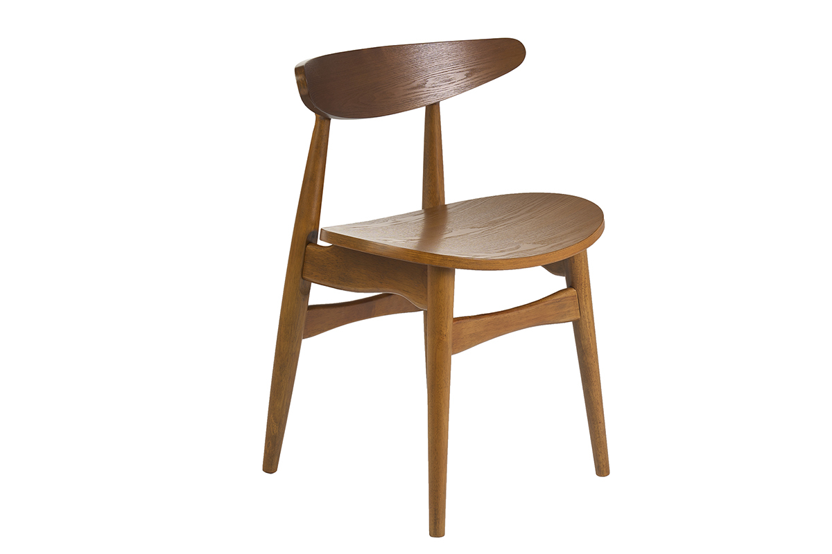 Skandinavischer Stuhl aus dunklem Eschenholz, 3/4-Ansicht, mit schlichtem Design und ausgearbeiteten Kurven.